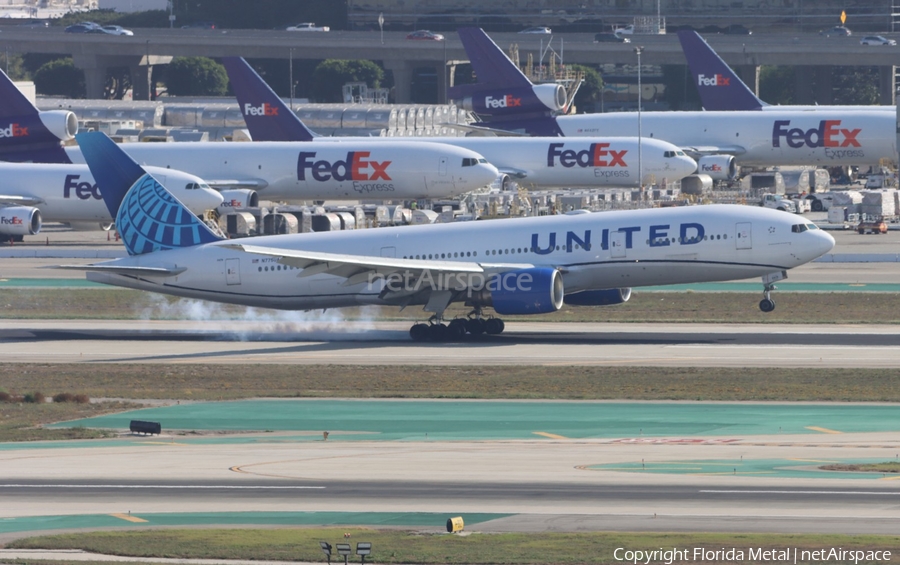 United Airlines Boeing 777-222 (N775UA) | Photo 615317
