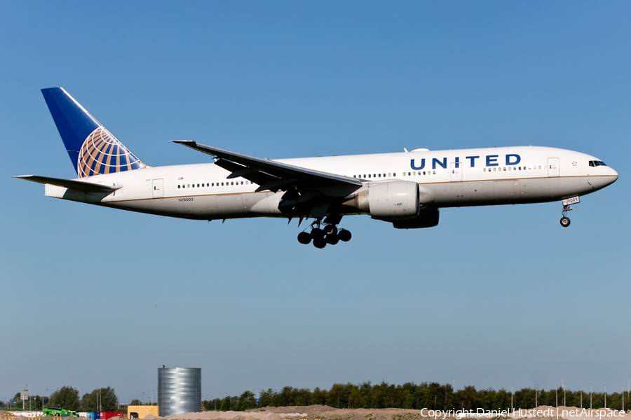 United Airlines Boeing 777-224(ER) (N78002) | Photo 479788