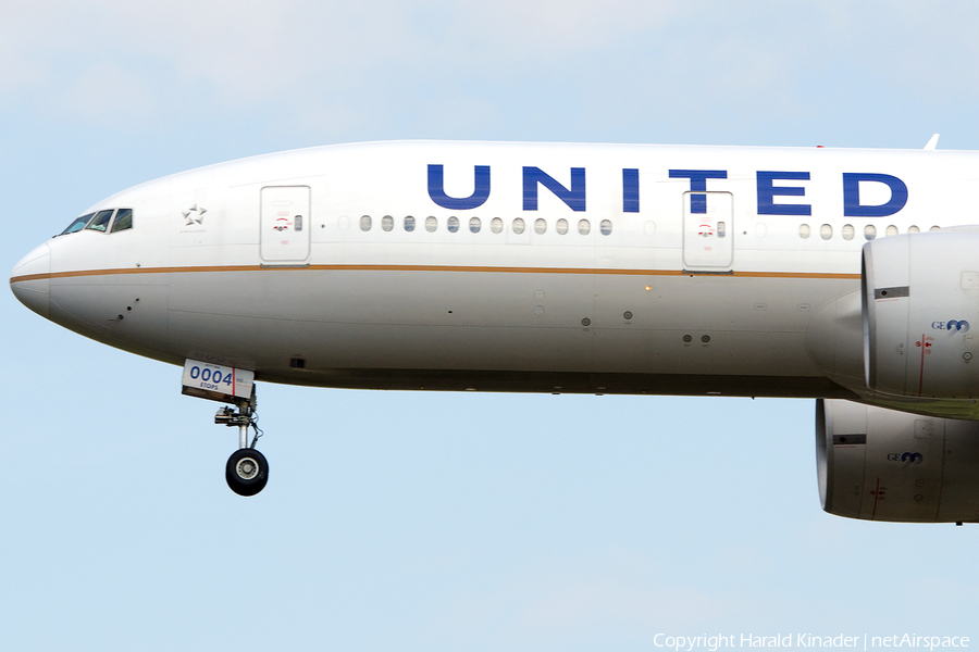 United Airlines Boeing 777-224(ER) (N78004) | Photo 303240