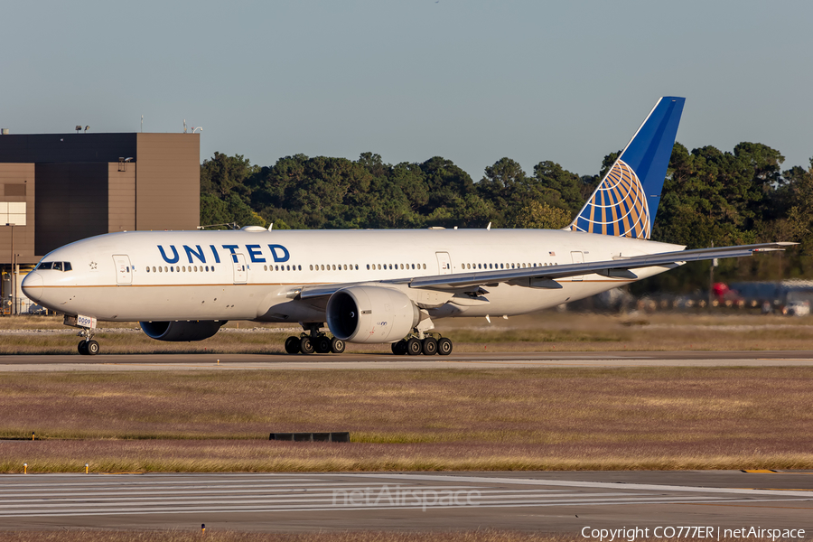 United Airlines Boeing 777-224(ER) (N78009) | Photo 395586