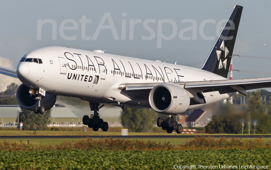 United Airlines Boeing 777-224(ER) (N78017) | Photo 371455