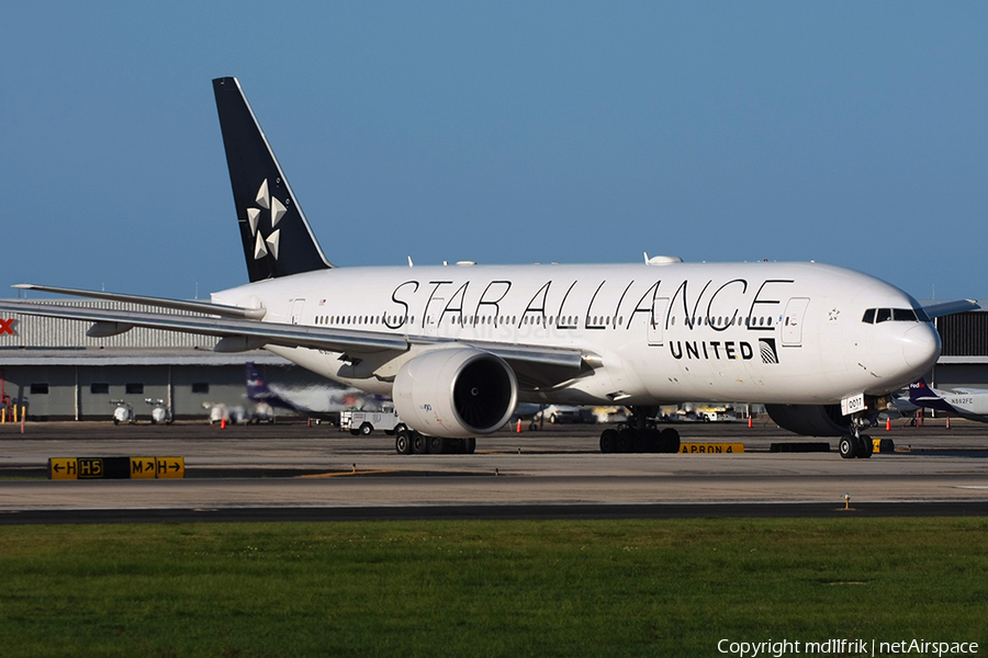 United Airlines Boeing 777-224(ER) (N78017) | Photo 375605