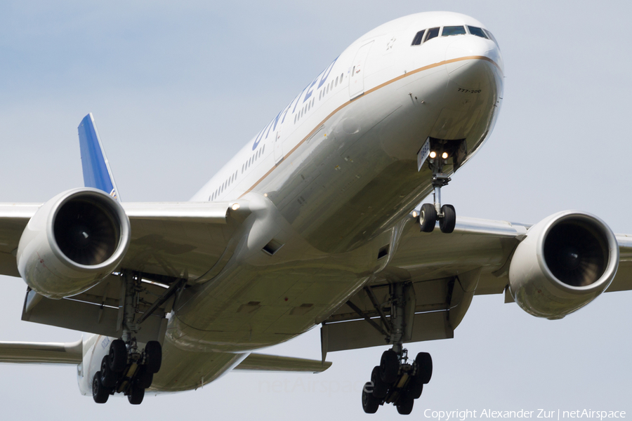 United Airlines Boeing 777-222(ER) (N782UA) | Photo 136507