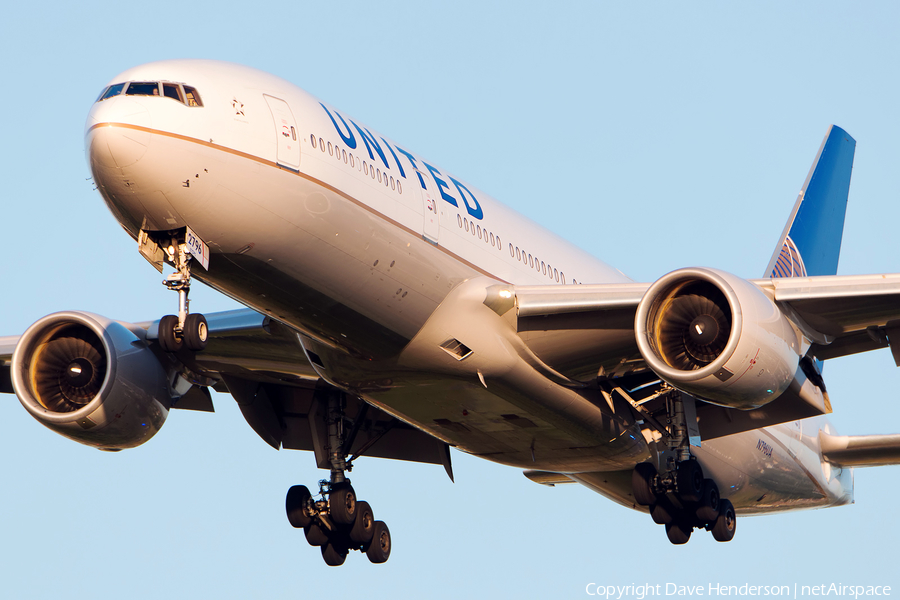 United Airlines Boeing 777-222(ER) (N796UA) | Photo 28843