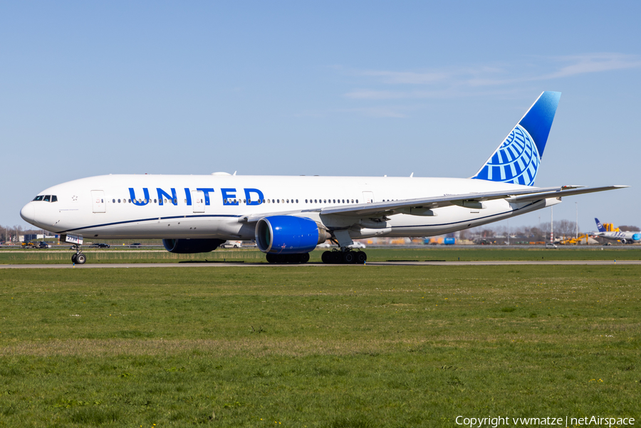 United Airlines Boeing 777-222(ER) (N798UA) | Photo 562505