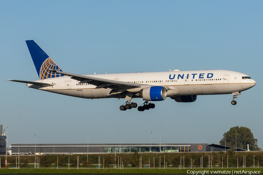United Airlines Boeing 777-222(ER) (N799UA) | Photo 595971