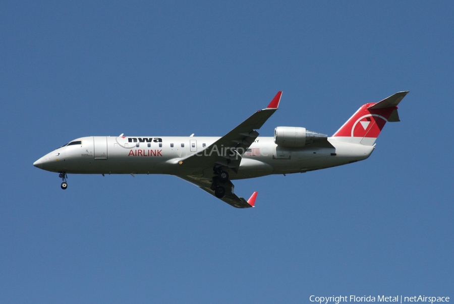 Northwest Airlink (Pinnacle Airlines) Bombardier CRJ-200LR (N821AY) | Photo 302003