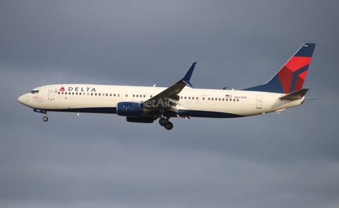 Delta Air Lines Boeing 737-932(ER) (N827DN) at  Orlando - International (McCoy), United States