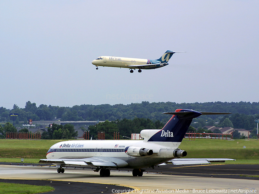 Delta Air Lines Boeing 727-247(Adv) (N830WA) | Photo 189915