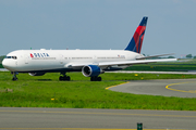 Delta Air Lines Boeing 767-432(ER) (N843MH) at  Paris - Charles de Gaulle (Roissy), France