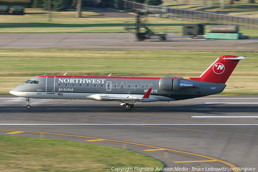 Northwest Airlink Bombardier CRJ-200ER (N8587E) | Photo 150740
