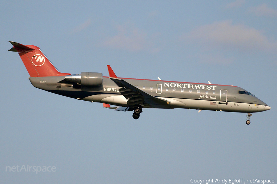 Northwest Airlink Bombardier CRJ-200ER (N8587E) | Photo 225742