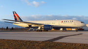 Delta Air Lines Boeing 777-232(ER) (N860DA) at  South Bend - International, United States