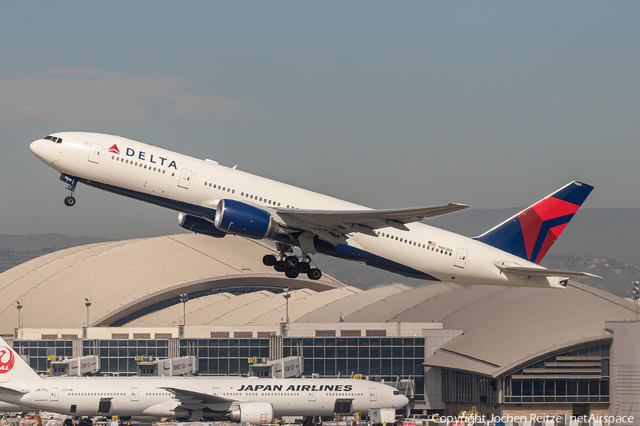Delta Air Lines Boeing 777-232(ER) (N862DA) | Photo 363220