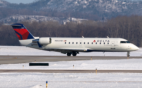 Northwest Airlink (Pinnacle Airlines) Bombardier CRJ-200ER (N8659B) at  La Crosse - Regional, United States