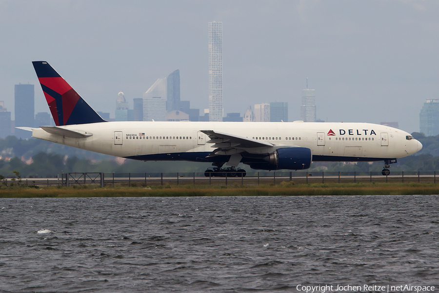 Delta Air Lines Boeing 777-232(ER) (N865DA) | Photo 125578
