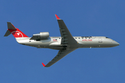 Northwest Airlink (Pinnacle Airlines) Bombardier CRJ-200LR (N8884E) at  Minneapolis - St. Paul International, United States