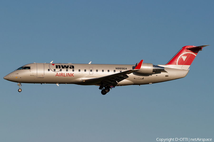 Northwest Airlink (Pinnacle Airlines) Bombardier CRJ-200LR (N8896A) | Photo 190105