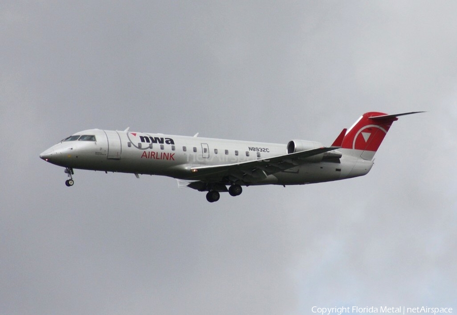 Northwest Airlink (Pinnacle Airlines) Bombardier CRJ-200LR (N8932C) | Photo 304405