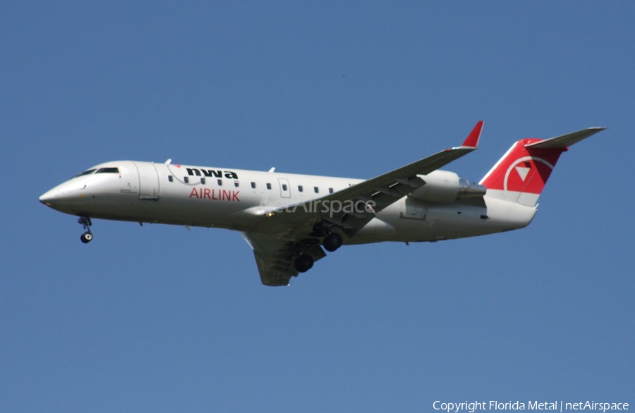 Northwest Airlink (Pinnacle Airlines) Bombardier CRJ-440 (N8968E) | Photo 304407