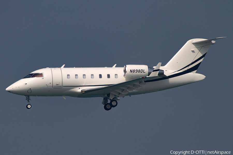 (Private) Bombardier CL-600-2B16 Challenger 605 (N898DL) | Photo 397434
