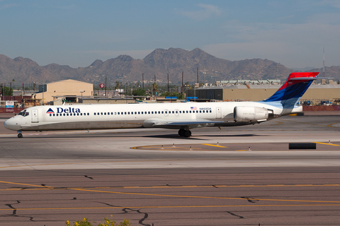 Delta Air Lines McDonnell Douglas MD-90-30 (N902DA) at  Phoenix - Sky Harbor, United States