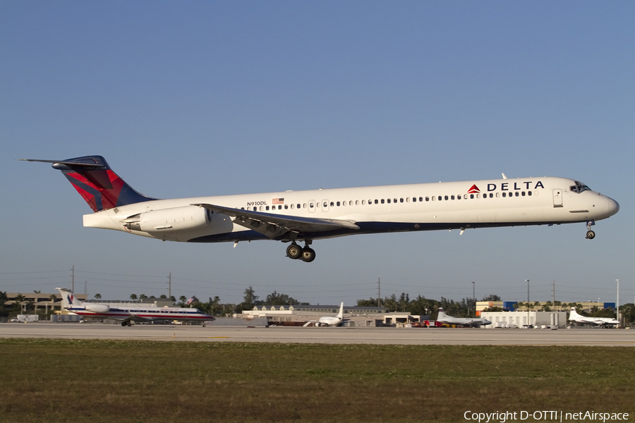 Delta Air Lines McDonnell Douglas MD-88 (N910DL) | Photo 430264