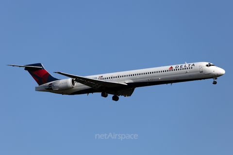 Delta Air Lines McDonnell Douglas MD-90-30 (N910DN) at  Atlanta - Hartsfield-Jackson International, United States