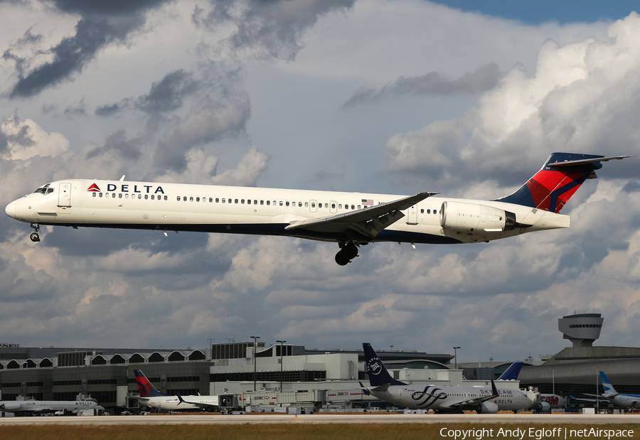 Delta Air Lines McDonnell Douglas MD-90-30 (N912DN) | Photo 383925