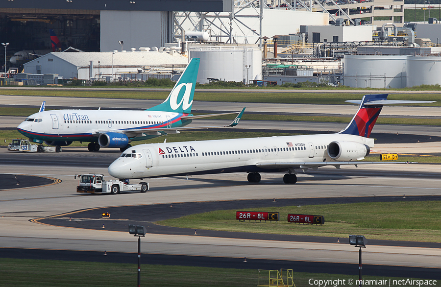 Delta Air Lines McDonnell Douglas MD-90-30 (N913DN) | Photo 6880