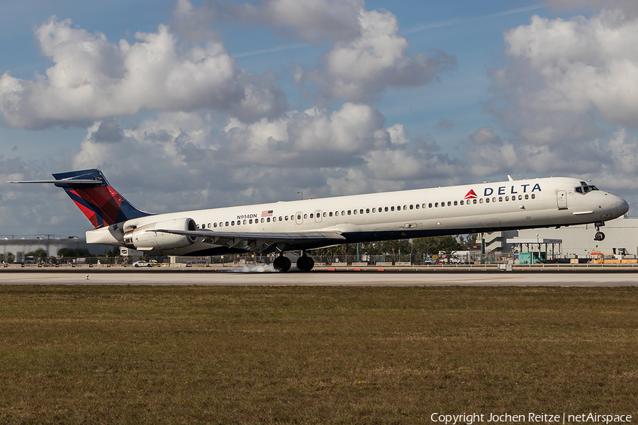 Delta Air Lines McDonnell Douglas MD-90-30 (N914DN) | Photo 221600