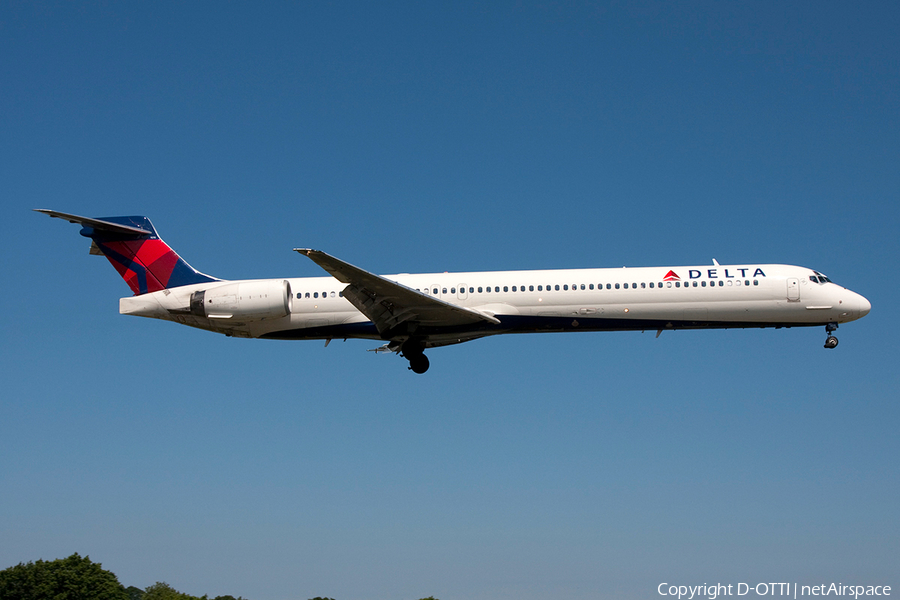 Delta Air Lines McDonnell Douglas MD-90-30 (N915DN) | Photo 386177
