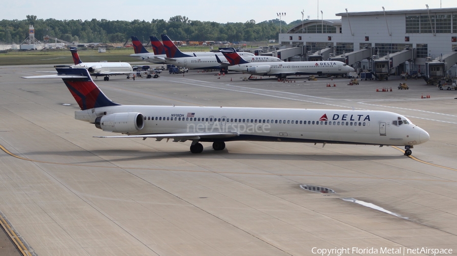 Delta Air Lines McDonnell Douglas MD-90-30 (N918DH) | Photo 320801