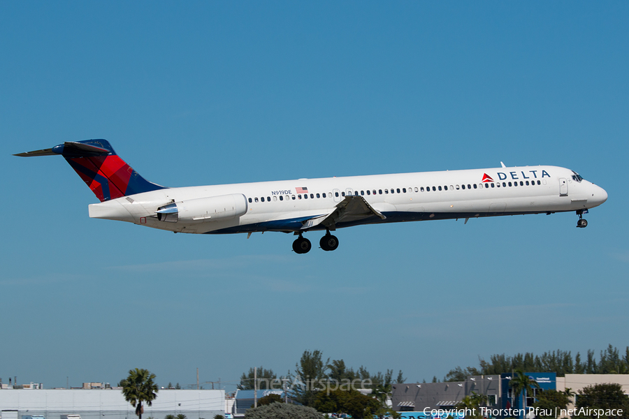 Delta Air Lines McDonnell Douglas MD-88 (N919DE) | Photo 135298