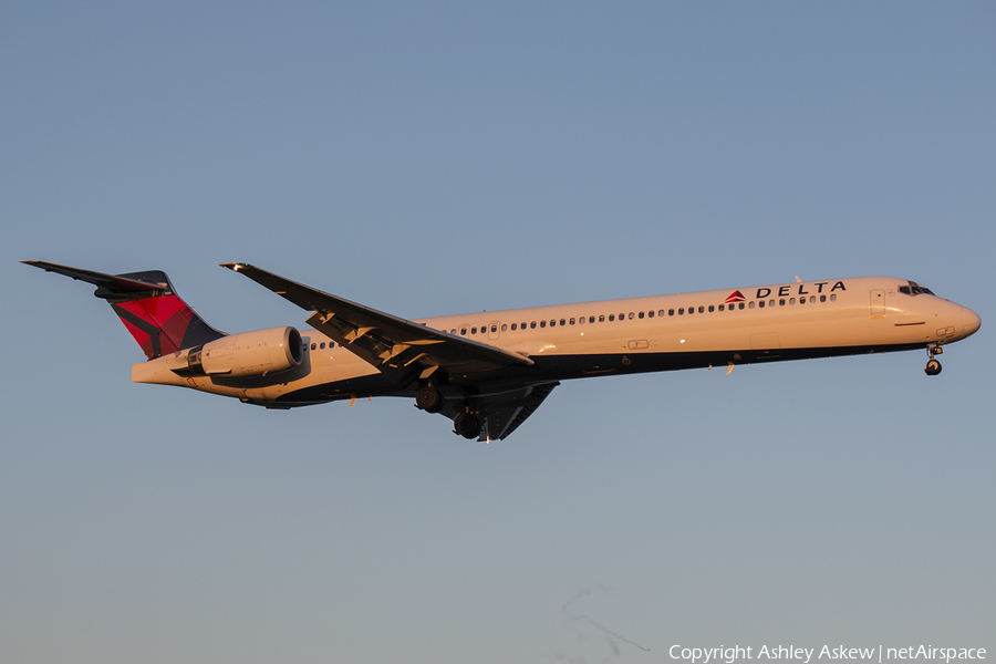 Delta Air Lines McDonnell Douglas MD-90-30 (N920DN) | Photo 87985