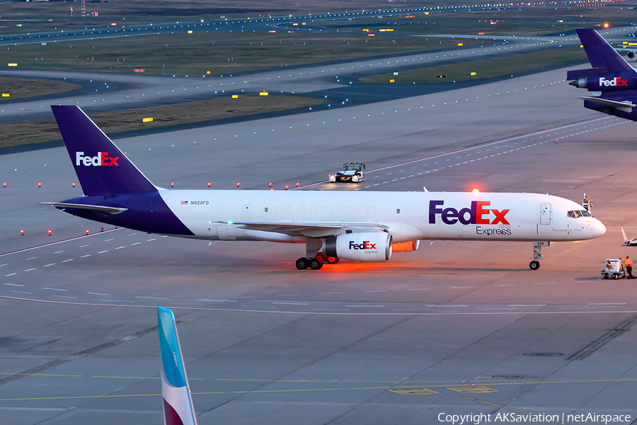 FedEx Boeing 757-232(SF) (N920FD) | Photo 378272