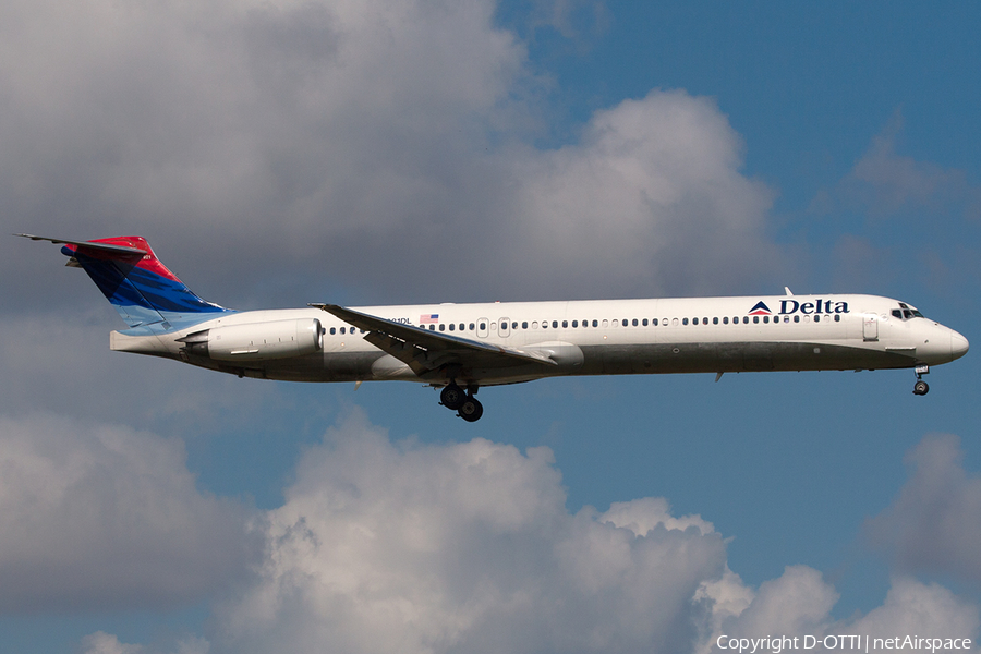 Delta Air Lines McDonnell Douglas MD-88 (N921DL) | Photo 230379