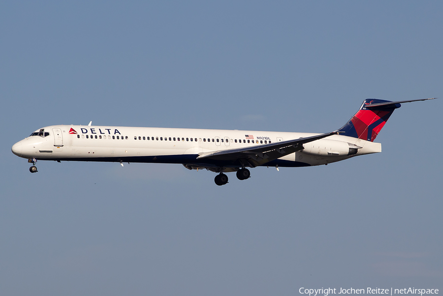 Delta Air Lines McDonnell Douglas MD-88 (N921DL) | Photo 42791