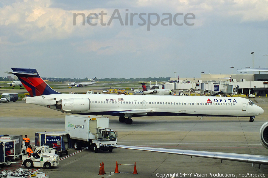 Delta Air Lines McDonnell Douglas MD-90-30 (N921DN) | Photo 54062