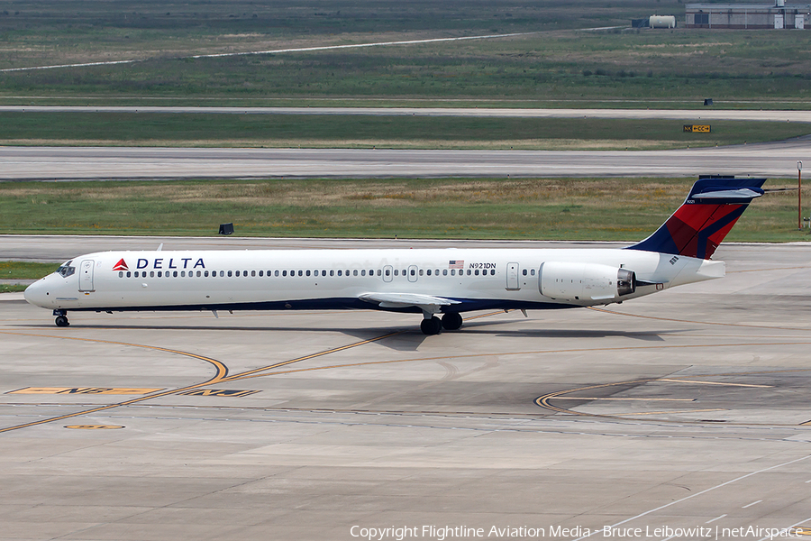 Delta Air Lines McDonnell Douglas MD-90-30 (N921DN) | Photo 328477