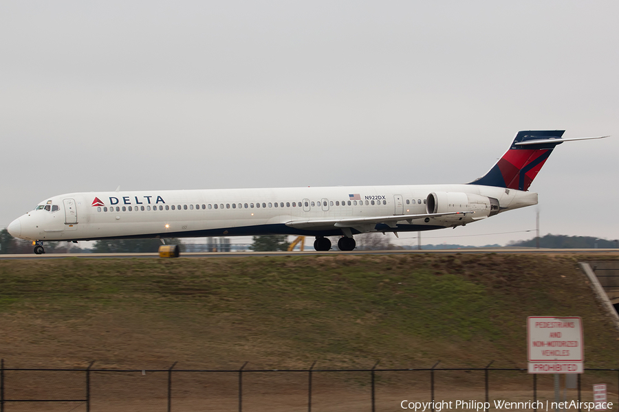 Delta Air Lines McDonnell Douglas MD-90-30 (N922DX) | Photo 230593