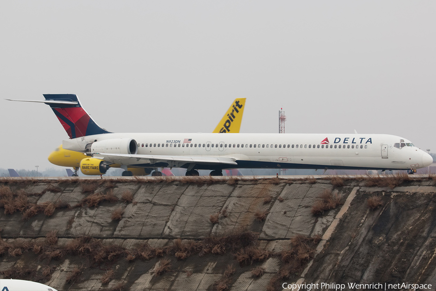 Delta Air Lines McDonnell Douglas MD-90-30 (N923DN) | Photo 230189