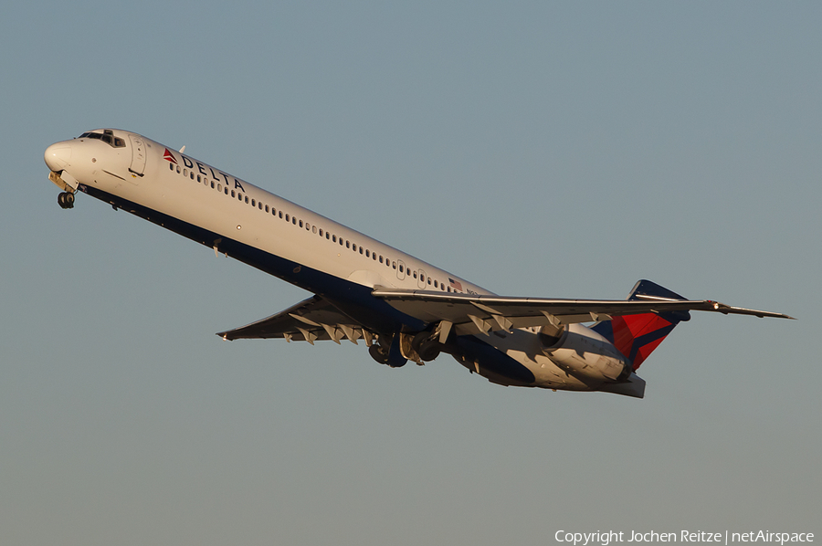 Delta Air Lines McDonnell Douglas MD-90-30 (N926DH) | Photo 38051