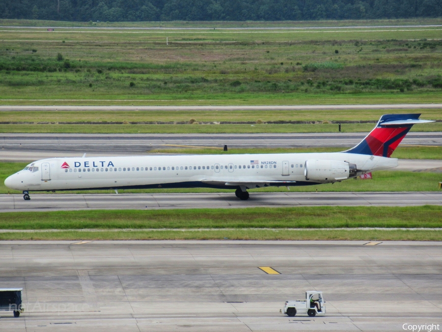 Delta Air Lines McDonnell Douglas MD-90-30 (N928DN) | Photo 351885