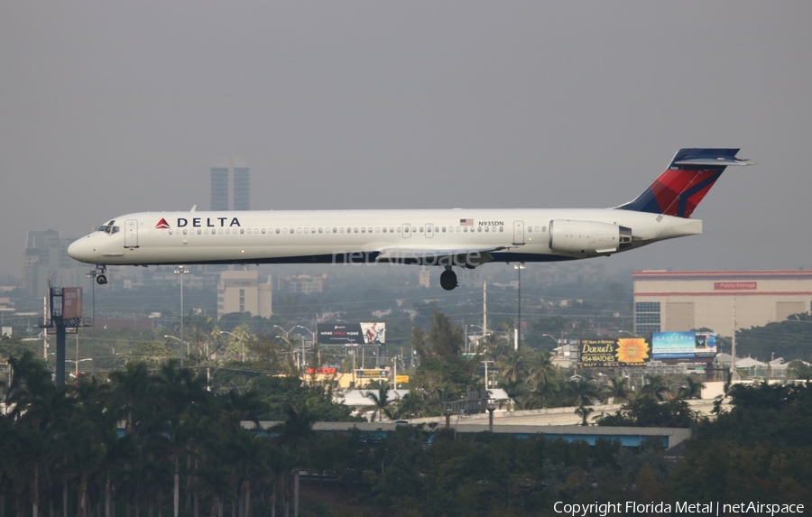 Delta Air Lines McDonnell Douglas MD-90-30 (N935DN) | Photo 321637
