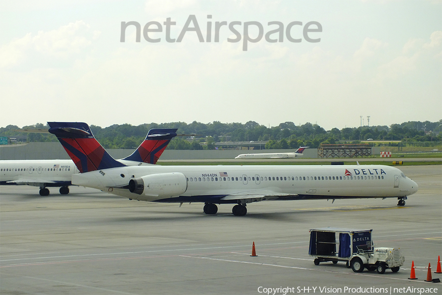 Delta Air Lines McDonnell Douglas MD-90-30 (N944DN) | Photo 54064