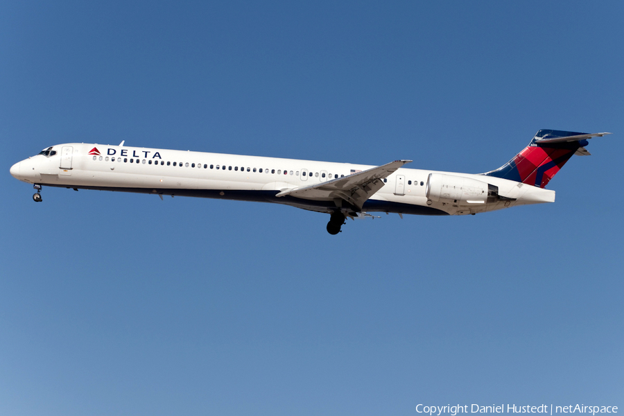 Delta Air Lines McDonnell Douglas MD-90-30 (N955DN) | Photo 477991