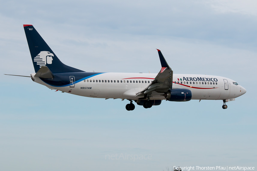 AeroMexico Boeing 737-852 (N957AM) | Photo 102865