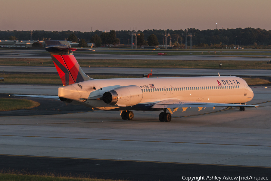Delta Air Lines McDonnell Douglas MD-90-30 (N957DN) | Photo 88776