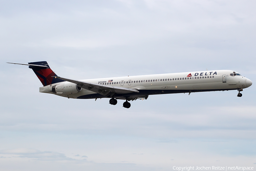 Delta Air Lines McDonnell Douglas MD-90-30 (N958DN) | Photo 100814